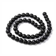 1 streng 8 mm. frostede, sorte glasperler = 39 cm.